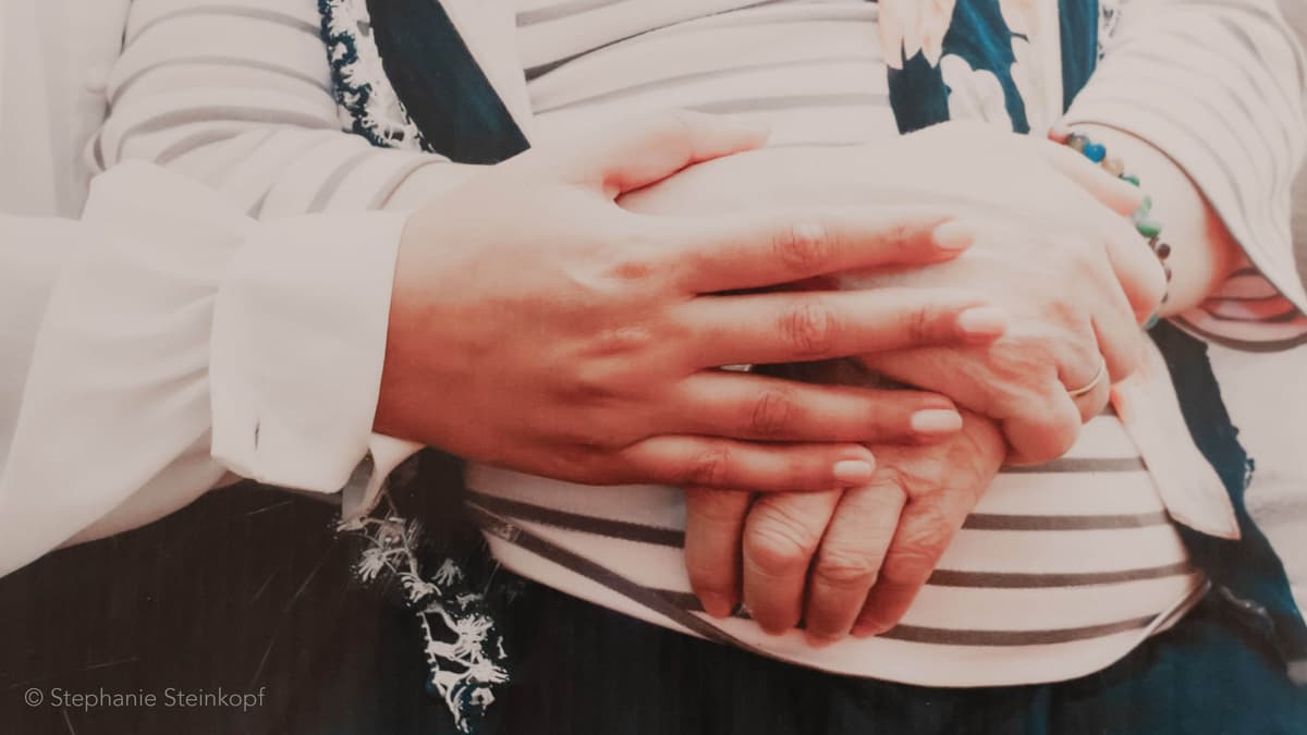 Foto einer Gruppe Menschen verschiedener Generationen in einer Gemeinschaft