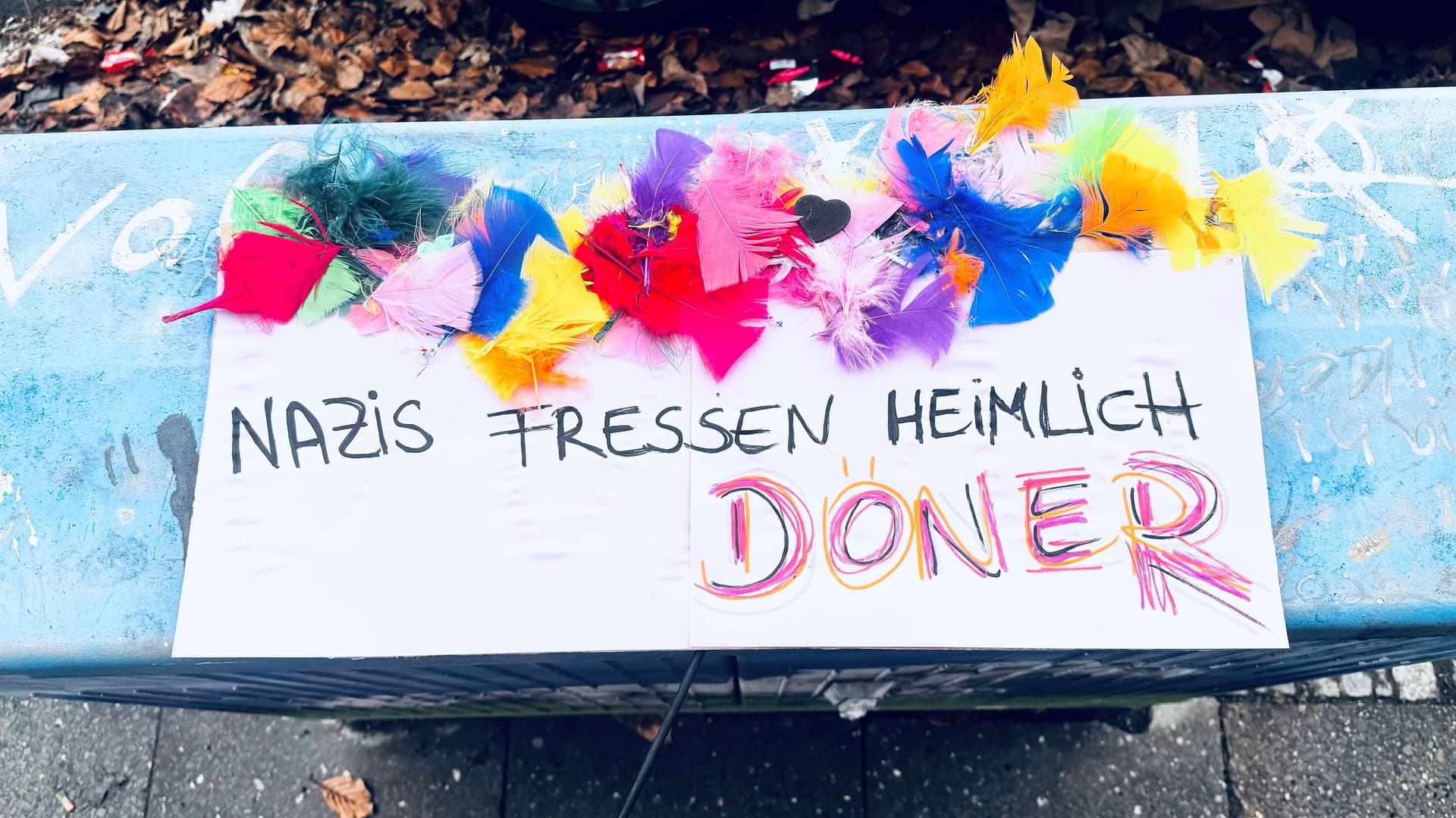 Freibad Schwimmerbecken mit blauem Himmel und Bäumen im Hintergrund