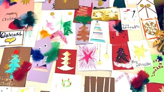 Freibad Schwimmerbecken mit blauem Himmel und Bäumen im Hintergrund