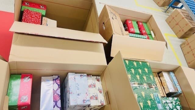 Freibad Schwimmerbecken mit blauem Himmel und Bäumen im Hintergrund