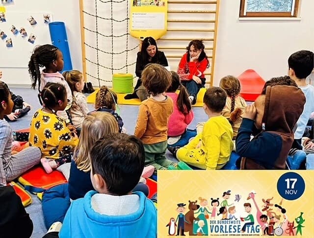Freibad Schwimmerbecken mit blauem Himmel und Bäumen im Hintergrund