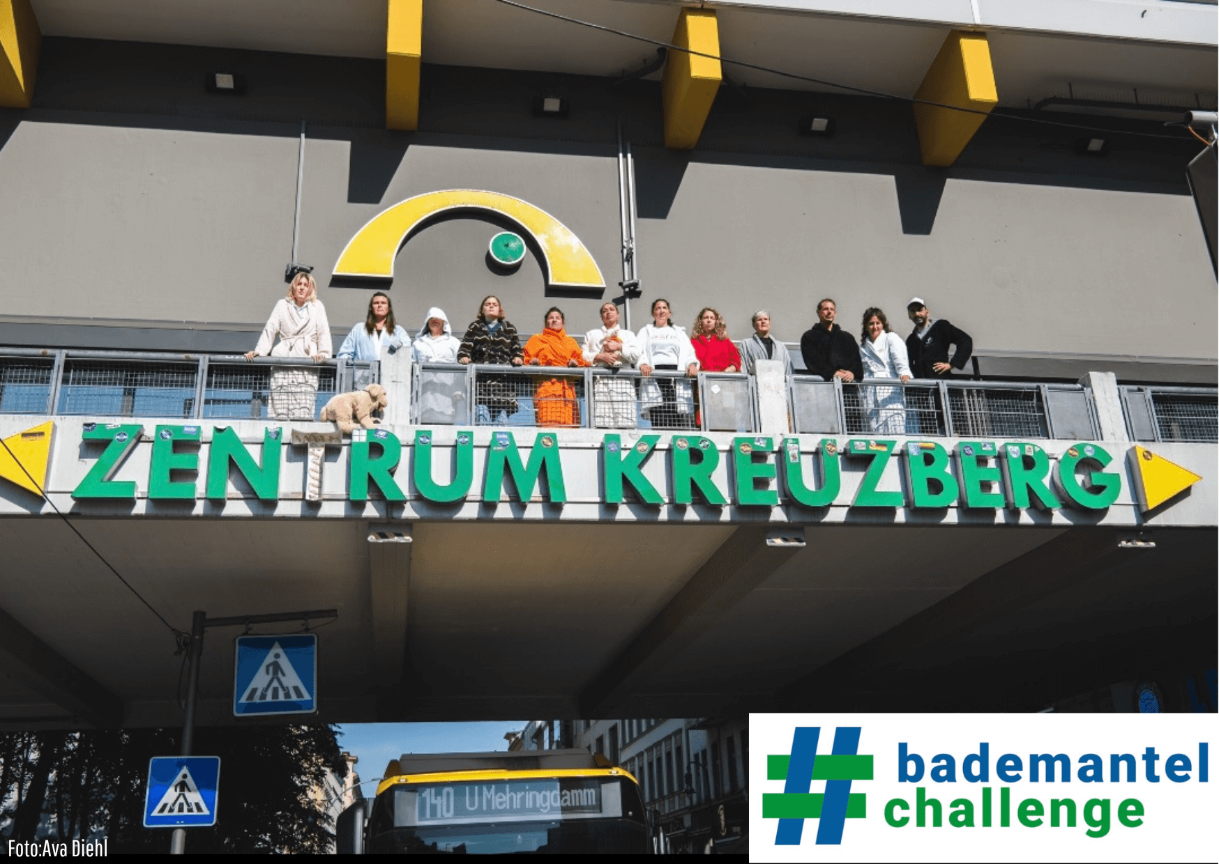 Alle zusammen vor dem Zentrum Kreuzberg beim Bademantel-Challenge