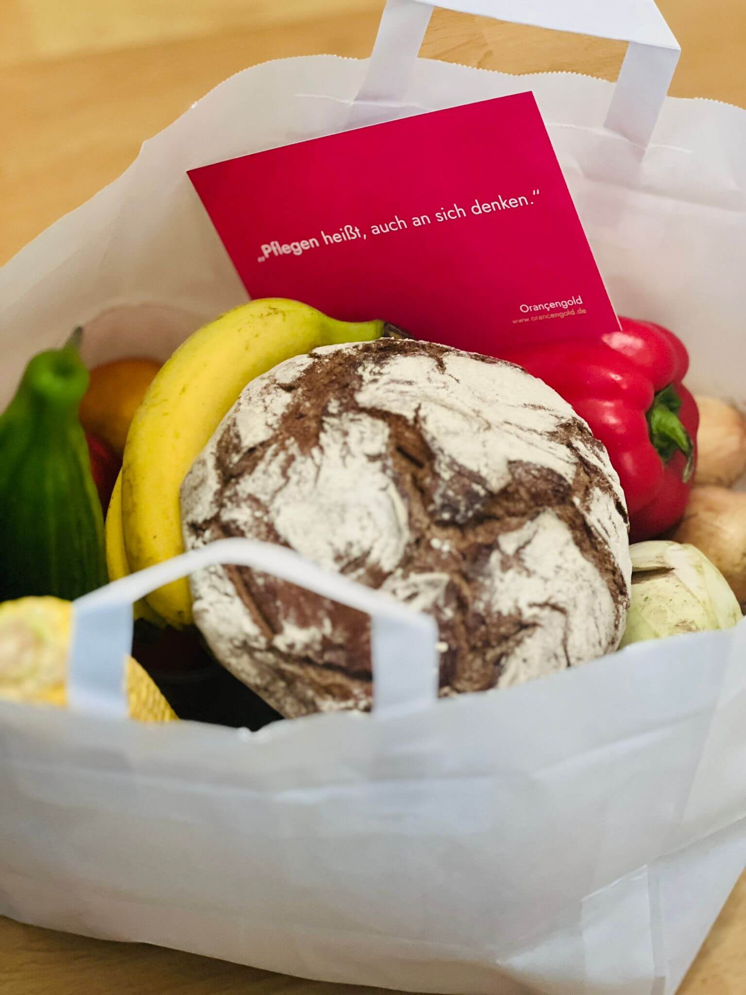 Einkaufstasche mit Brot, Obst und Gemüse