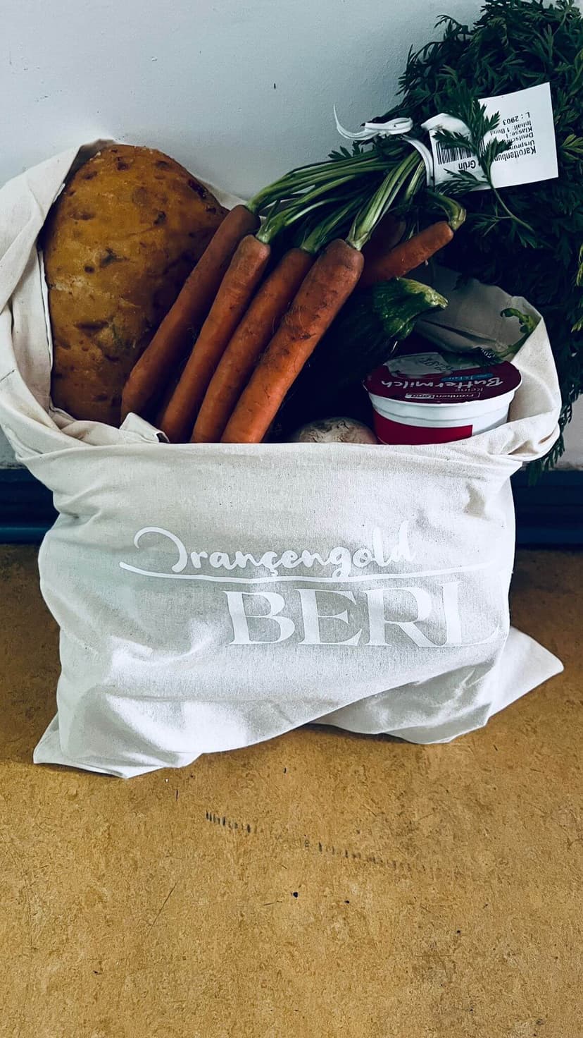 Beige Stofftasche mit Aufdruck auf Steinen