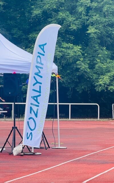 Freibad Schwimmerbecken mit blauem Himmel und Bäumen im Hintergrund
