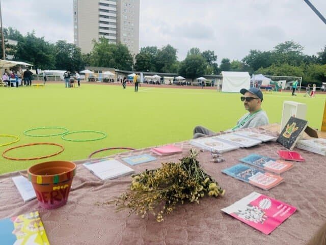 Freibad Schwimmerbecken mit blauem Himmel und Bäumen im Hintergrund