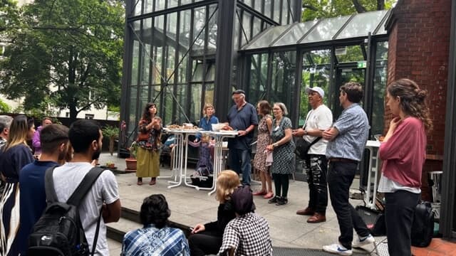 Musikgruppe spielt auf Straßenfest