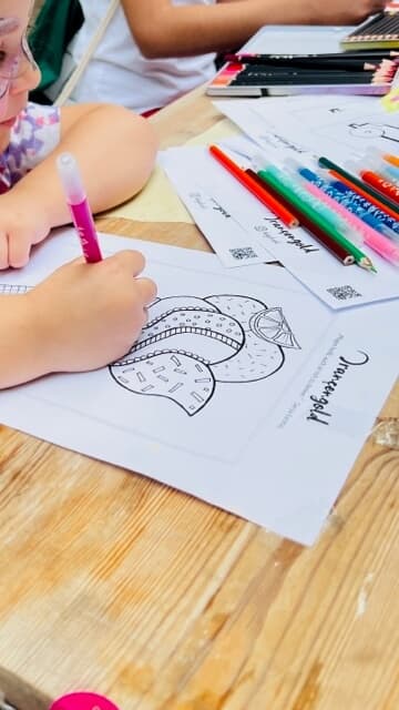 Kind malt mit Buntstiften