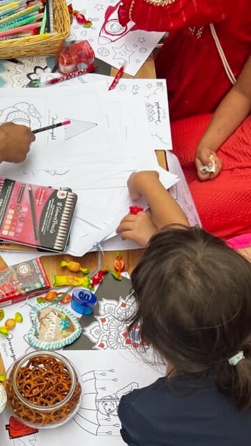 Kinder malen gemeinsam kreativ