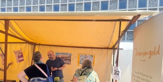 Freibad Schwimmerbecken mit blauem Himmel und Bäumen im Hintergrund