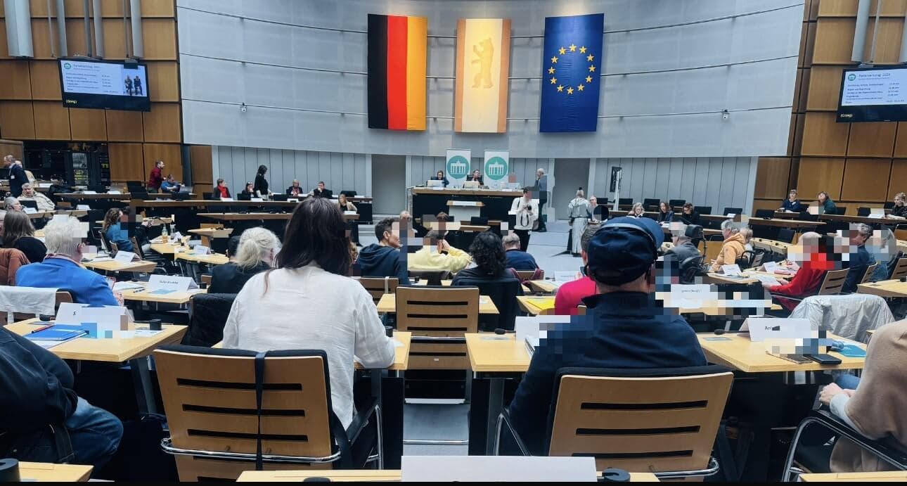 Freibad Schwimmerbecken mit blauem Himmel und Bäumen im Hintergrund