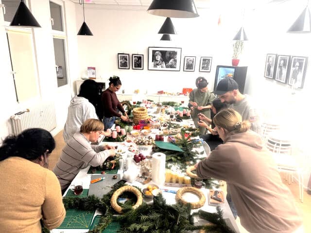 Freibad Schwimmerbecken mit blauem Himmel und Bäumen im Hintergrund