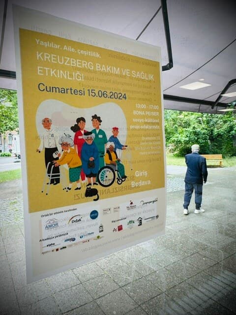 Freibad Schwimmerbecken mit blauem Himmel und Bäumen im Hintergrund