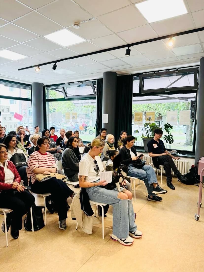 Freibad Schwimmerbecken mit blauem Himmel und Bäumen im Hintergrund
