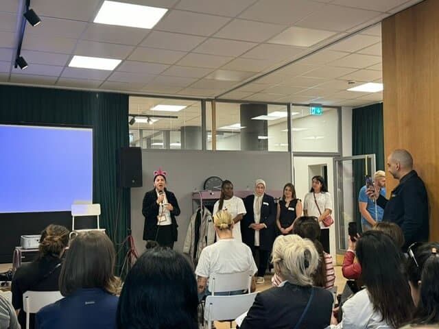 Freibad Schwimmerbecken mit blauem Himmel und Bäumen im Hintergrund