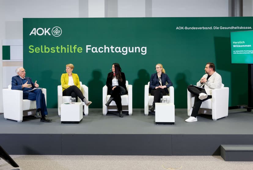 Freibad Schwimmerbecken mit blauem Himmel und Bäumen im Hintergrund