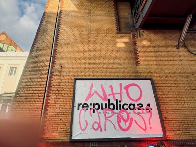 Freibad Schwimmerbecken mit blauem Himmel und Bäumen im Hintergrund