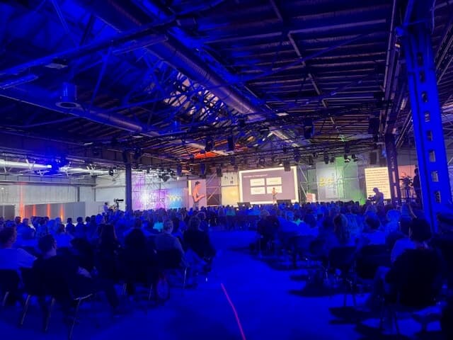 Freibad Schwimmerbecken mit blauem Himmel und Bäumen im Hintergrund
