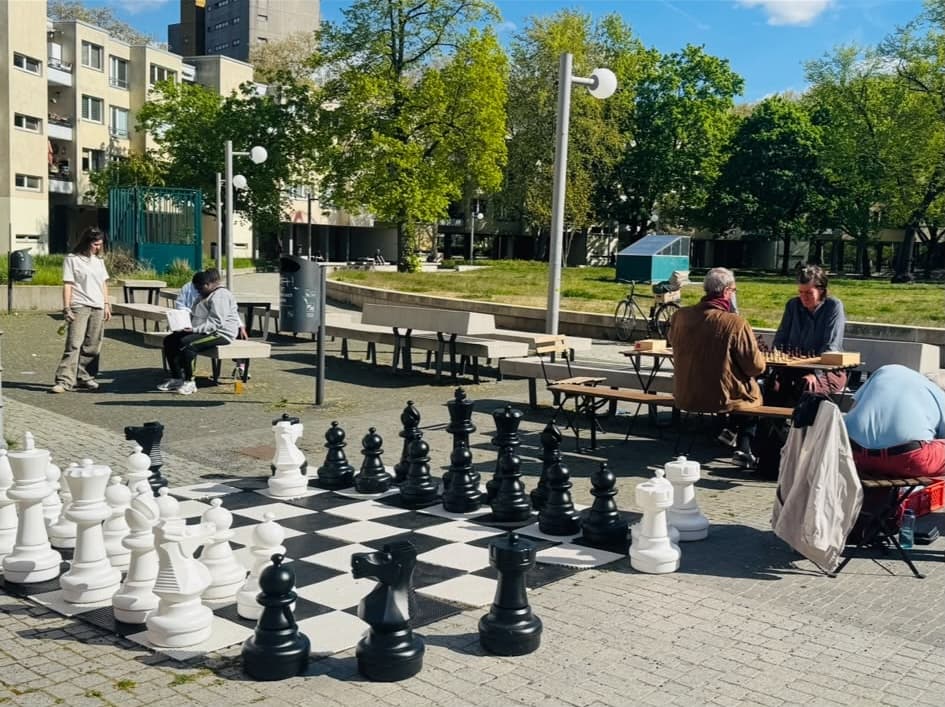 zwei Menschen spielen Schach