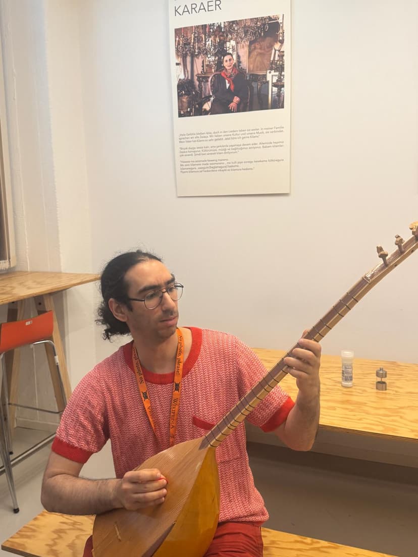 ein Mann spielt Baglama